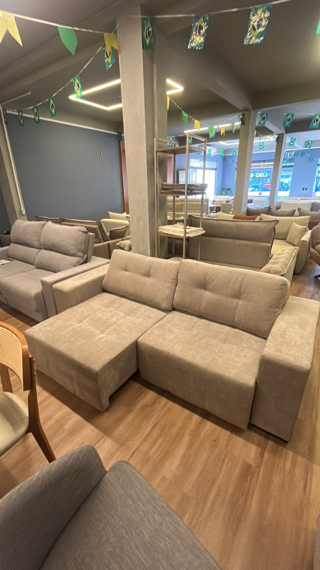 Salão principal do showroom da Art's Colchões com sofás retráteis cinza e bege lado a lado, Ingleses Florianópolis